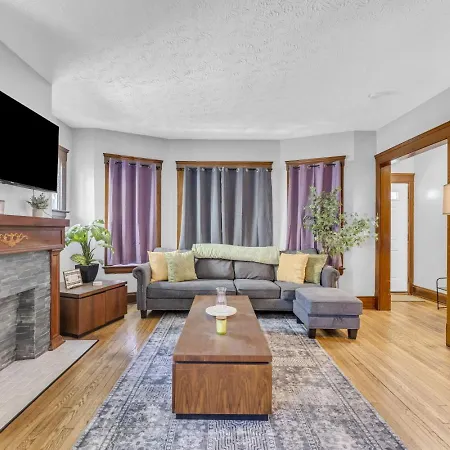 Villa Stylish Retreat By Shaker Square, Fast Wifi, Porch